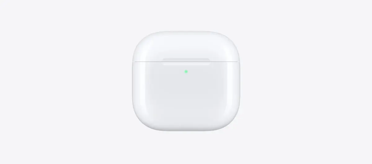 Hvidt Apple AirPods 5-opladningsetui med grøn statusindikator på en lys baggrund