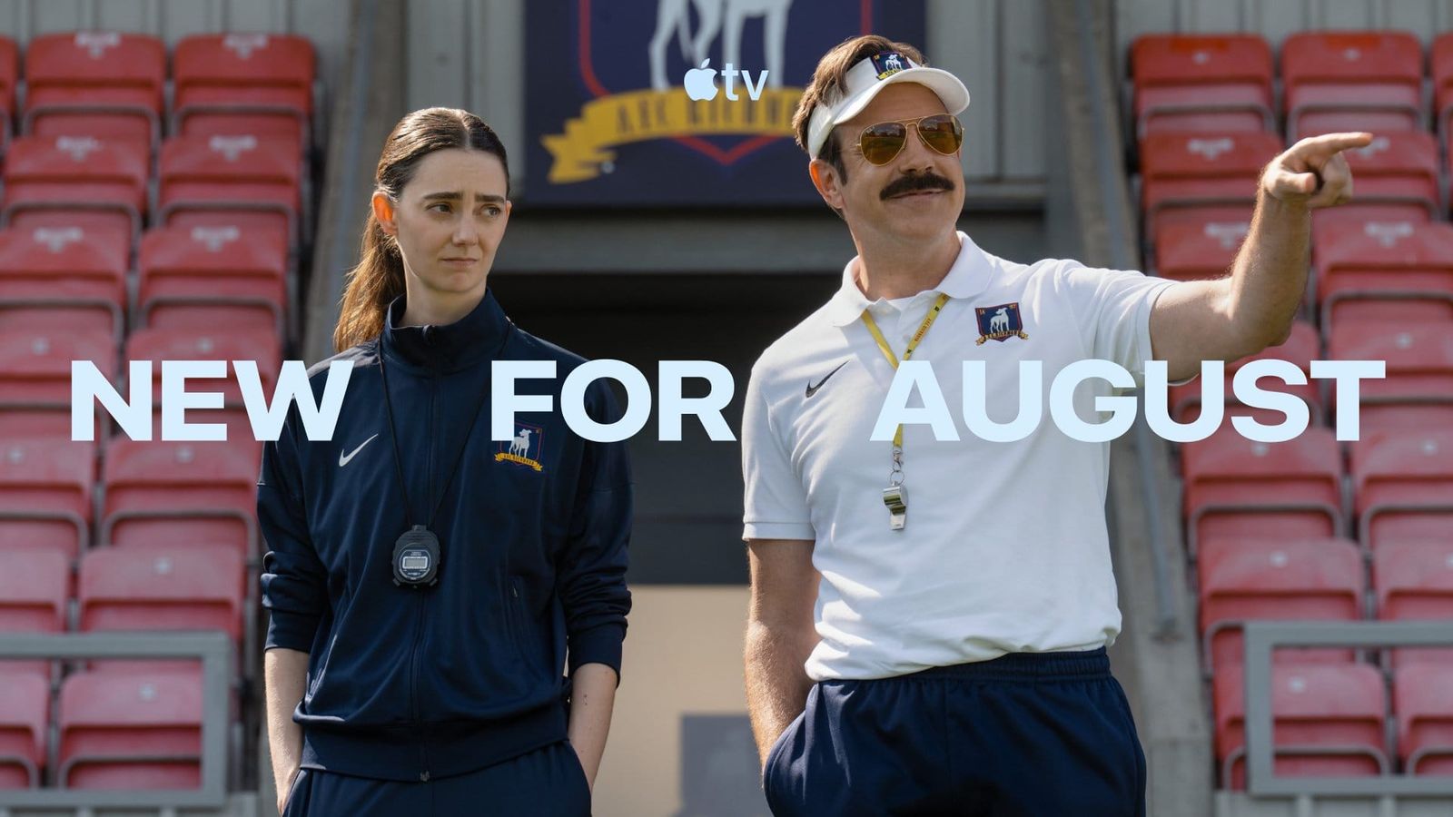 Jason Sudeikis som Ted Lasso og Tanya Reynolds som Alice i Apples officielle augustoversigt