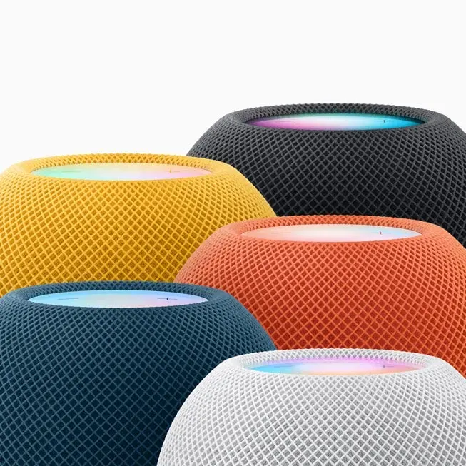 Fem HomePod mini i farverne gul, midnat, orange, blå og hvid. Officielt arkivfoto af den eksisterende model, ikke et nyt Apple-produkt.
