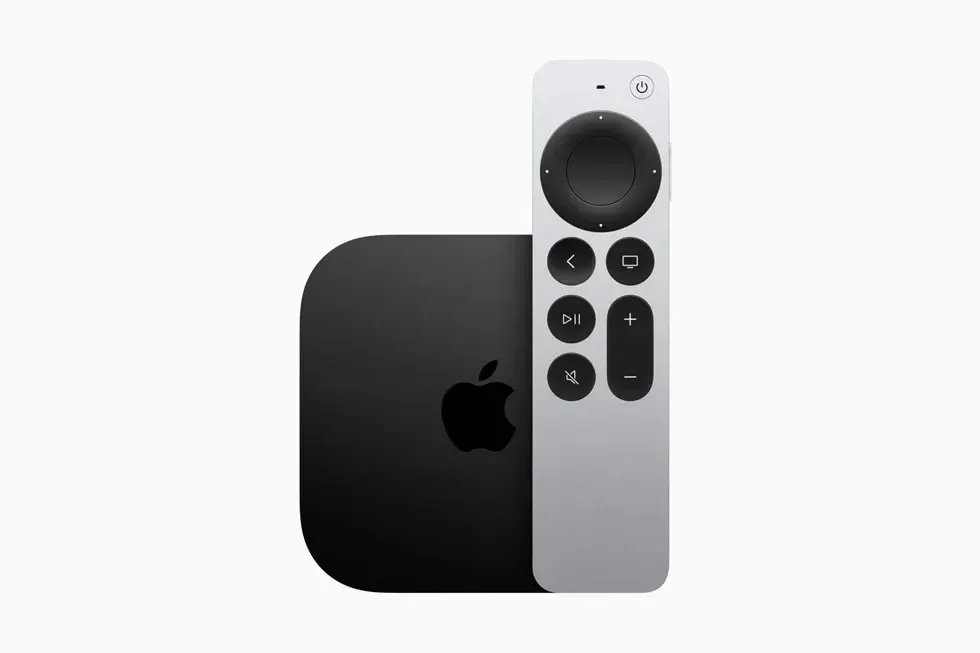 Apples officielle foto af Apple TV 4K fra 2022 med den eksisterende sølvfarvede Siri Remote foran.