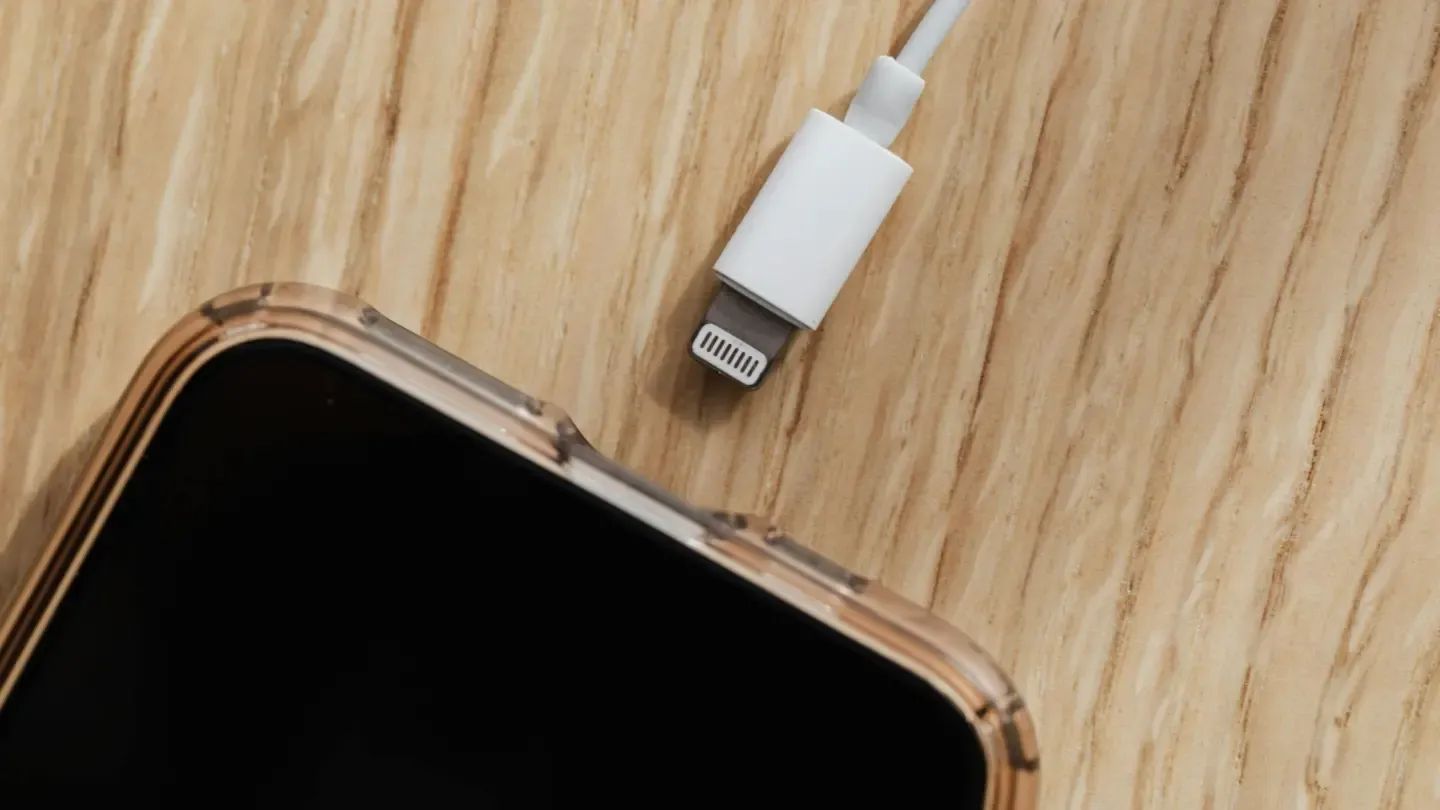 iPhone USB-sikkerhed: Hvad “Tillad tilbehør?”-advarslen betyder – og hvad du bør vælge Post image