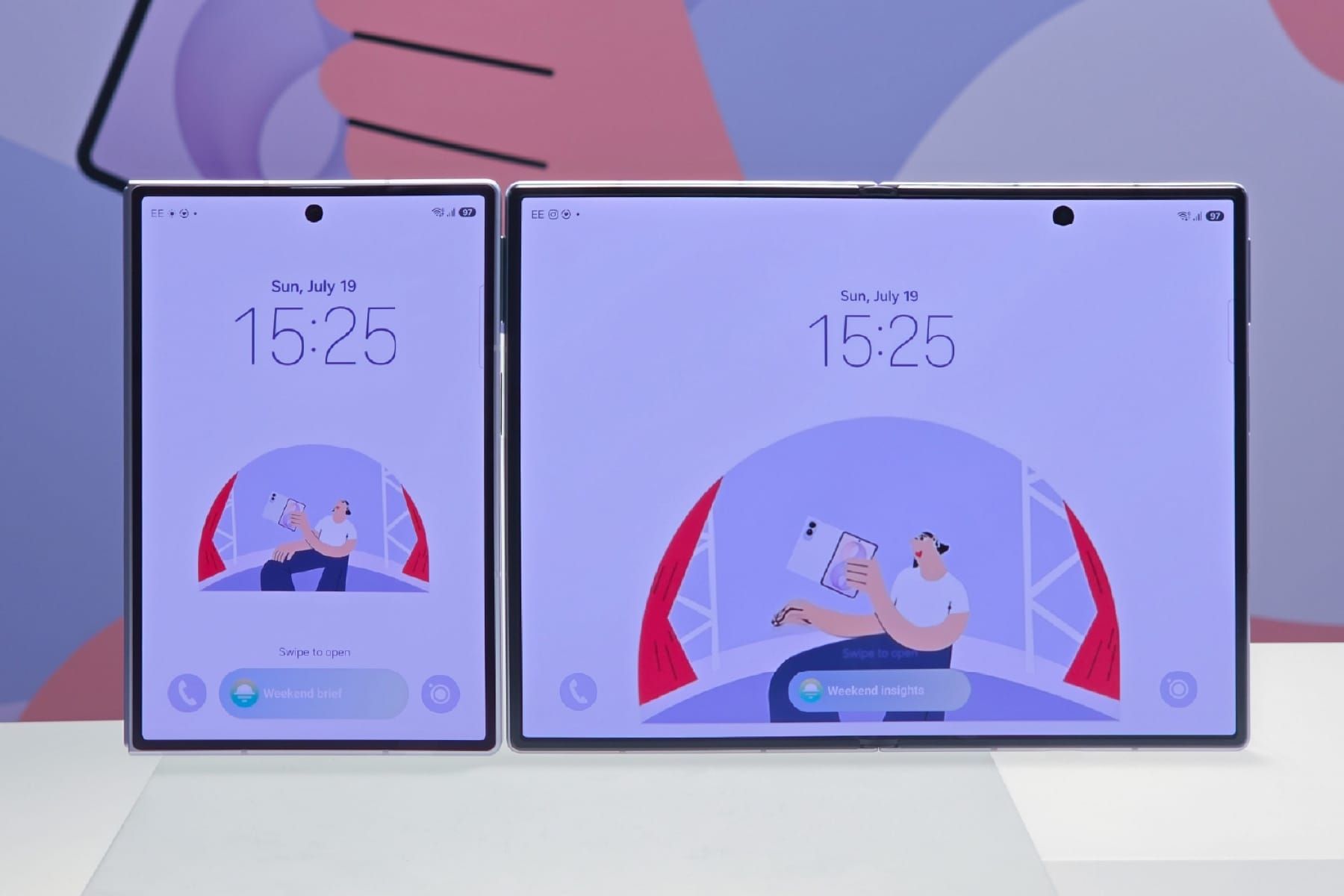 Samsung Galaxy Z Fold8 vist lukket og foldet ud ved Galaxy Unpacked 2026