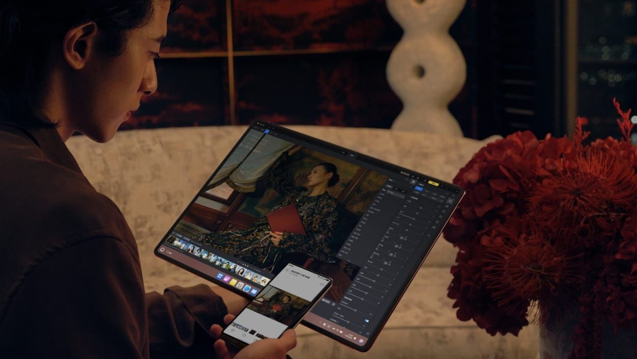 Huawei MateBook Fold Ultimate Design udfoldet som stor touchskærm i et officielt produktfoto