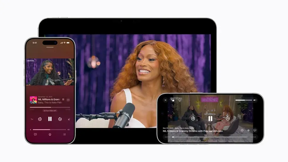 Apples officielle pressebillede viser Apple Podcasts på en iPhone og en iPad; billedet illustrerer den eksisterende app, ikke Huxe eller en ny AI-funktion.