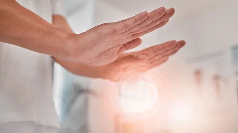 El reiki podría ayudar a que tu mascota se sienta mejor de forma natural