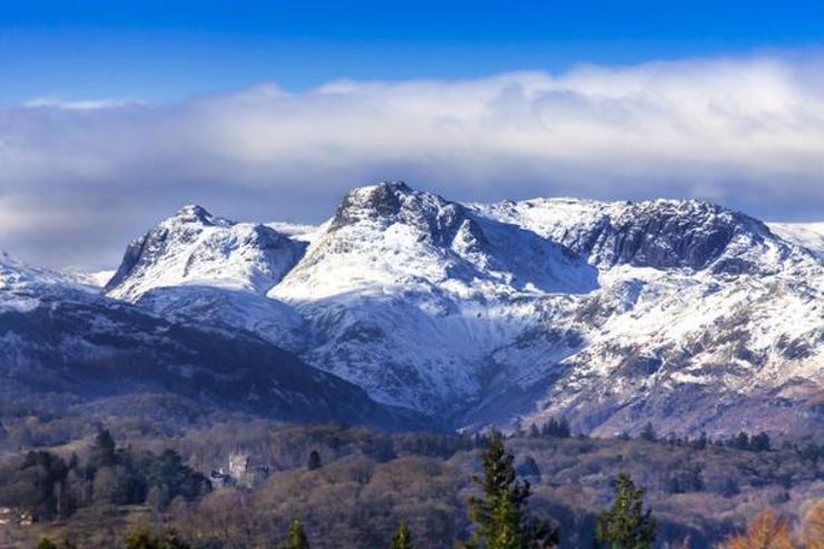 Wray Castle and the Langdale Pikes, Cumbria, England. – Photo Wellness