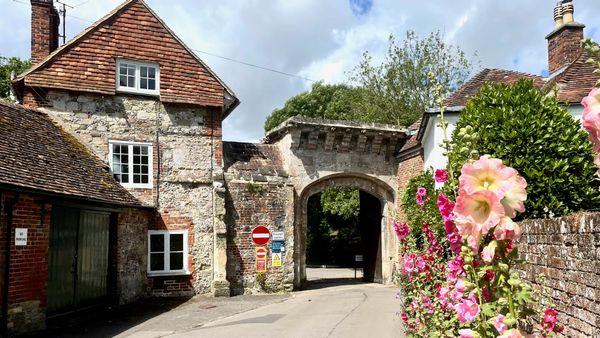 ✨ Treasure Hoard: Storied Gable, De Vaux Place, Salisbury, Wiltshire