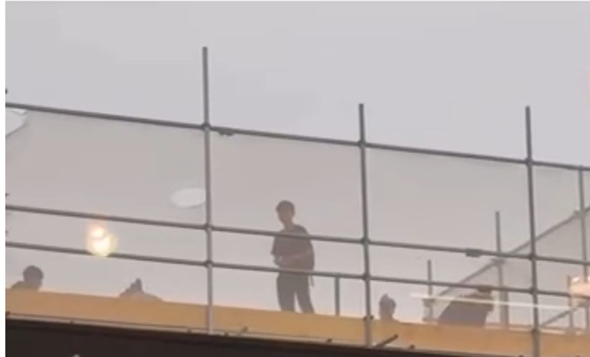 Six teenagers filmed on roof of Westhoughton Library