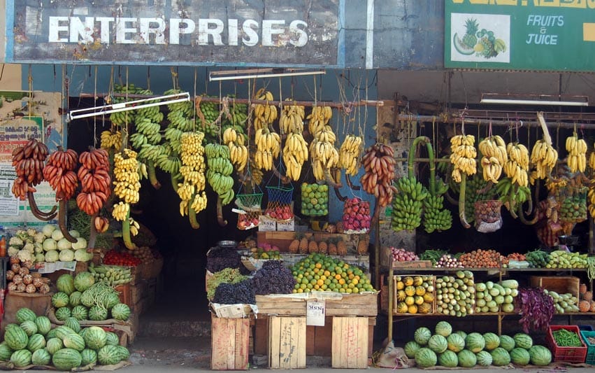 Muchos tipos de banano a la venta en Kerala, India del Sur