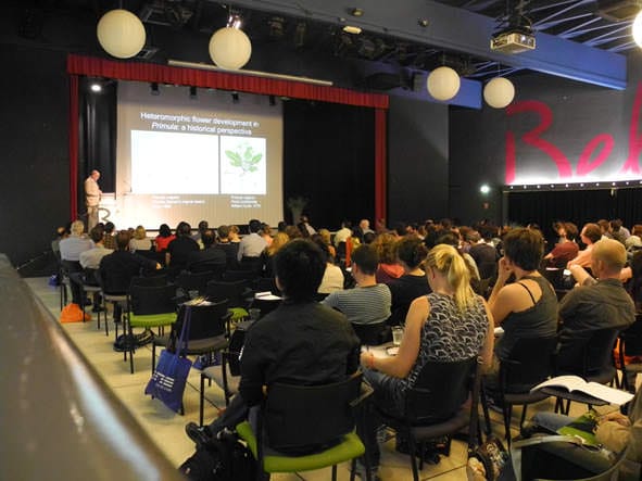 Une scène d'une conférence à l'atelier.