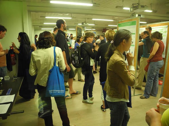 ¿Debería twittear carteles de una conferencia?