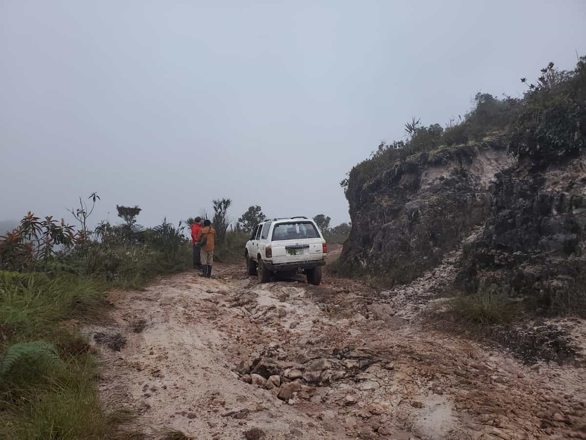 Un coche atascado en una pista fangosa