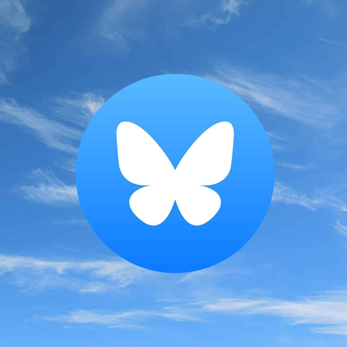 Logotipo da Bluesky contra um céu azul.