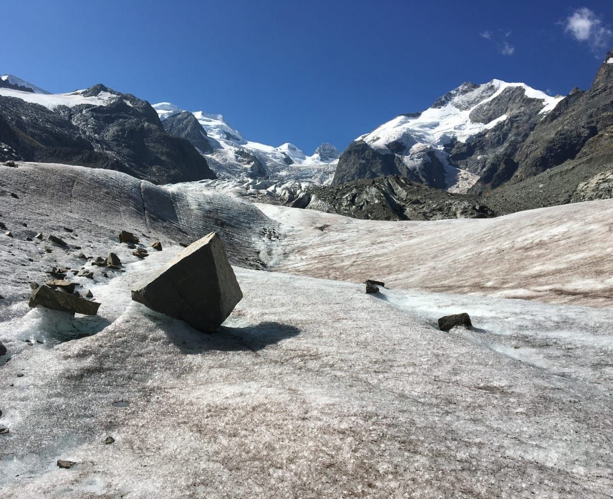 Blick über einen Gletscher, der teilweise etwas dunkel ist und das Vorhandensein von Algen erkennen lässt.