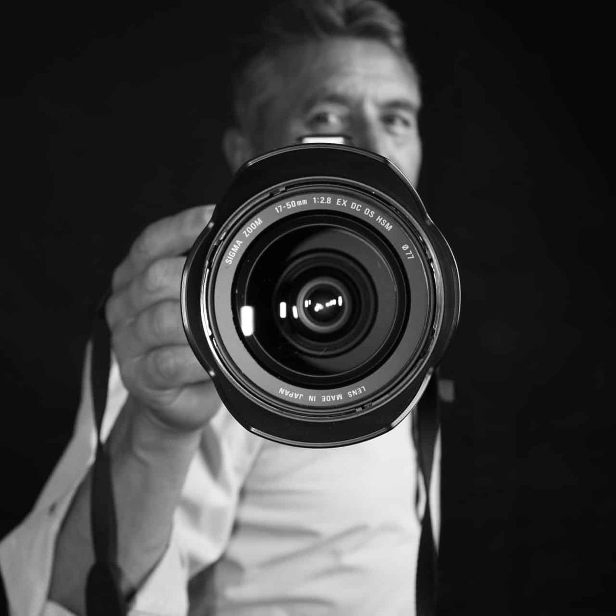 Un fotógrafo apunta su objetivo hacia otra cámara.