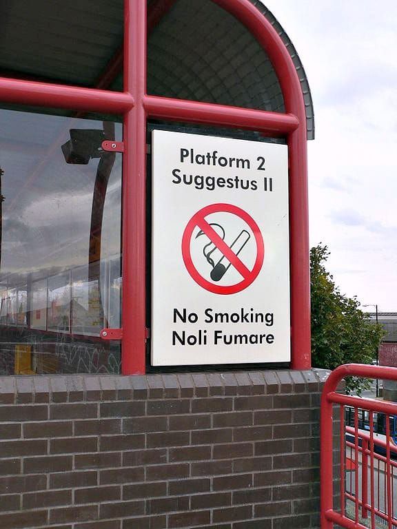 Uno de los letreros bilingües en inglés y latín de la estación de metro Wallsend Tyne and Wear. Dice "Andén 2 / Suggestus II / N"