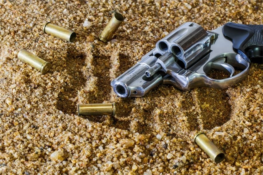 Une arme à feu et une empreinte