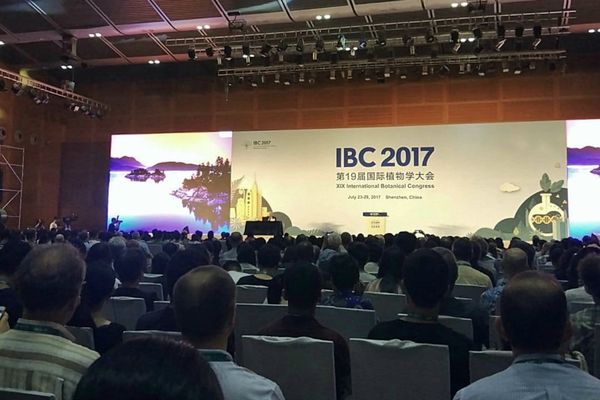 Peter Raven speaking at Shenzhen