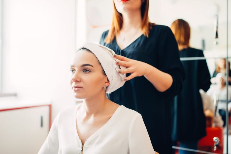 Capelli: quanto bisogna aspettare dopo una colorazione all'henné?