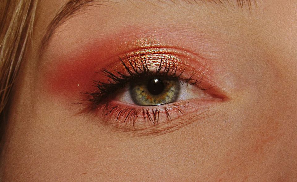 Bellezza: questo gesto diffuso può scatenare una dolorosa malattia agli occhi