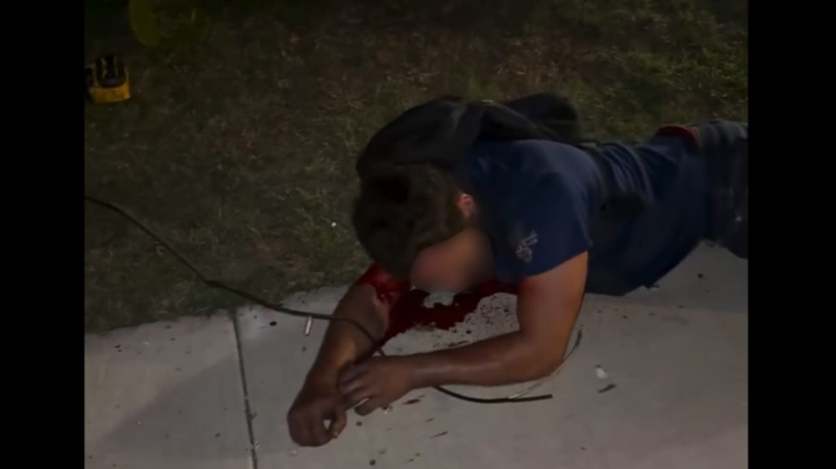 Un hombre sobrevive a una caída horrorosa desde un poste eléctrico en Downey durante un posible robo de cableado, dice la policía