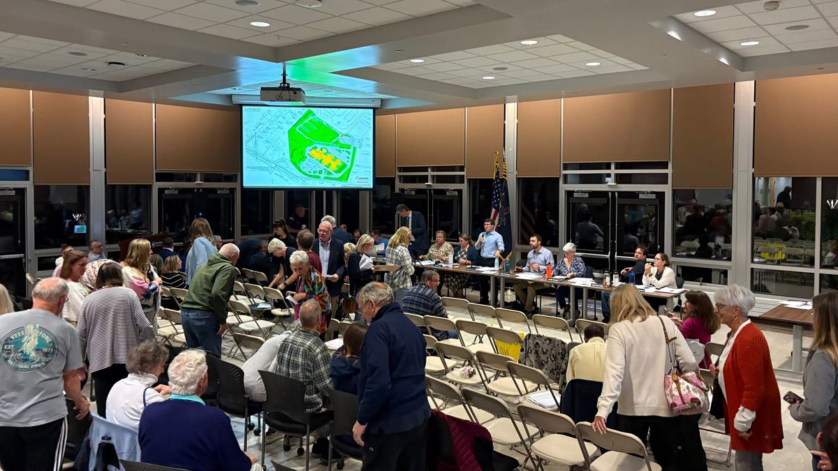 Photograph of the meeting by Middletown Observer.