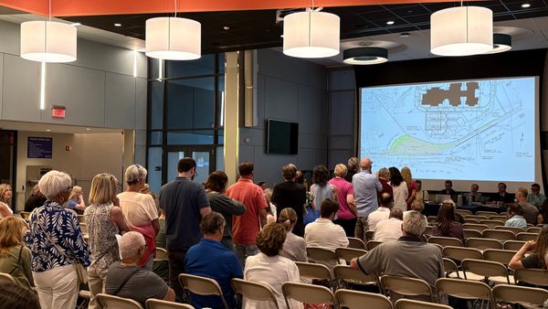 Photograph of the meeting by Middletown Observer.