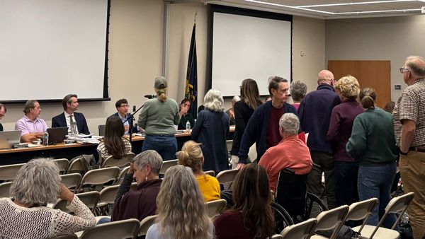 Photograph of the meeting by Middletown Observer.
