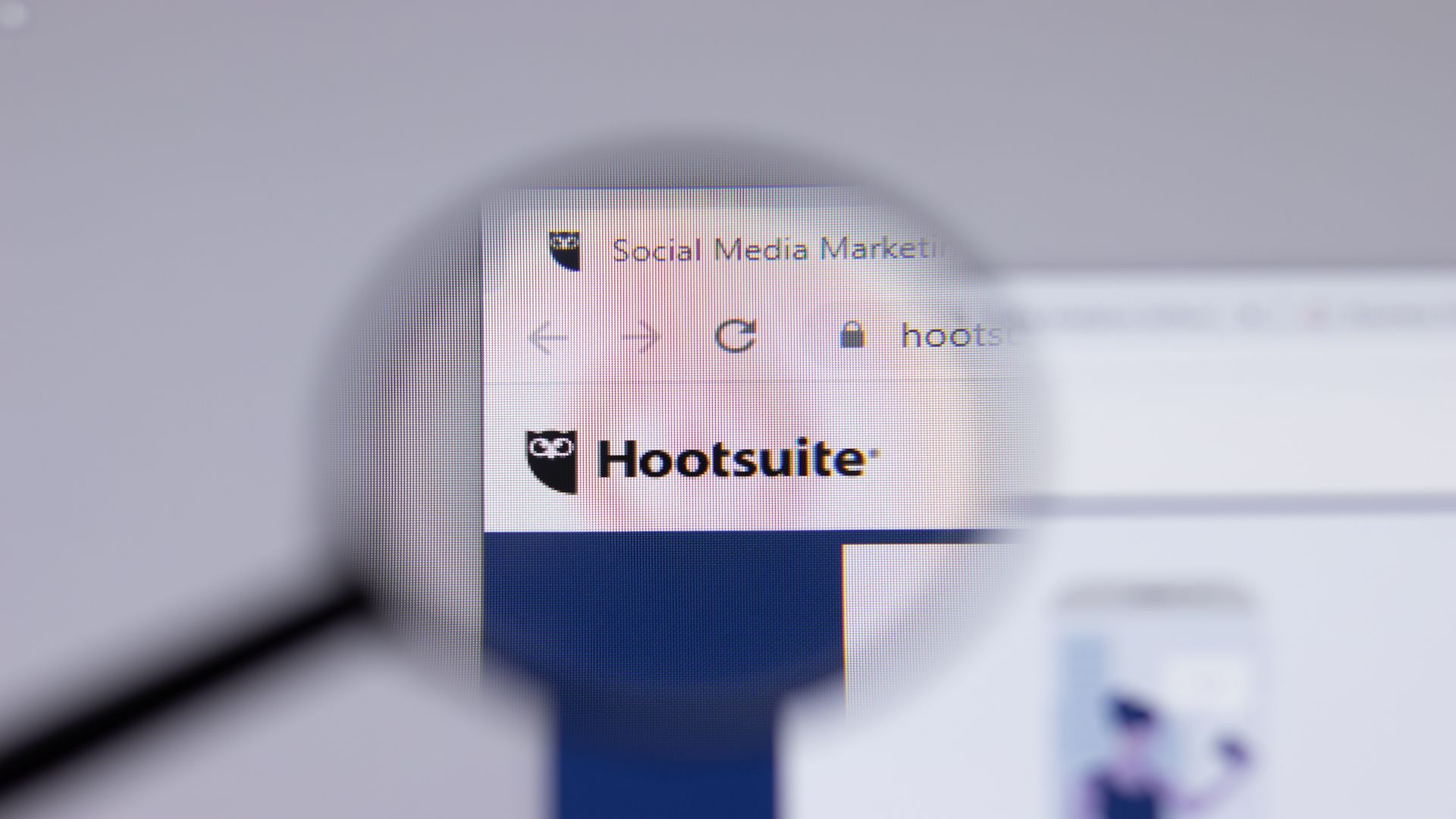 Hootsuite Bullies Bloggers for Using Their Logo
