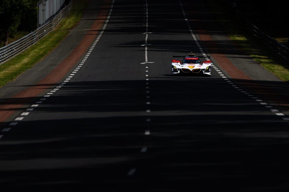 The #20 BMW M Hybrid V8 of Robin Frijns, René Rast and Sheldon van der Linde at Le Mans