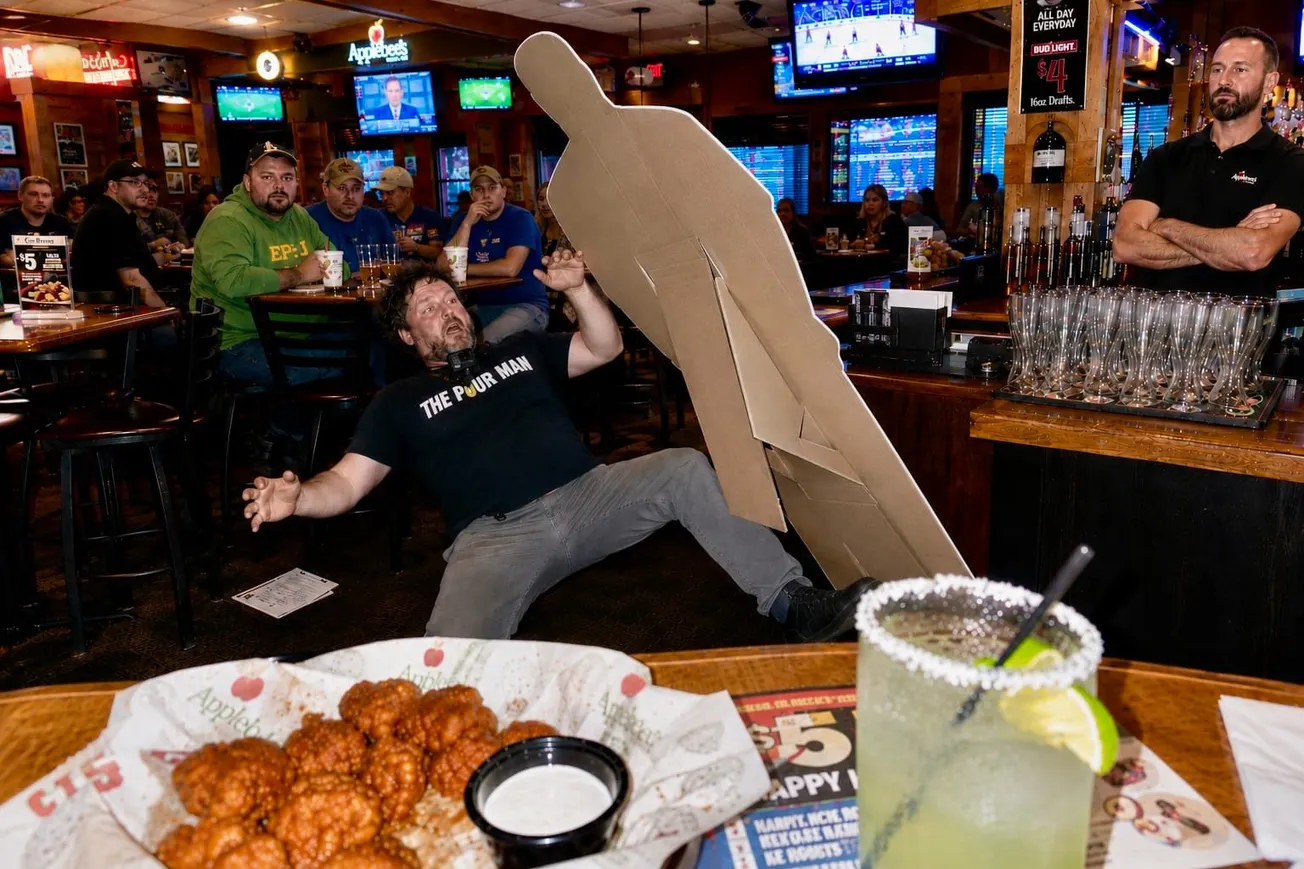 Twenty-First Amendment Auditor Antagonizes Applebee’s Bartender