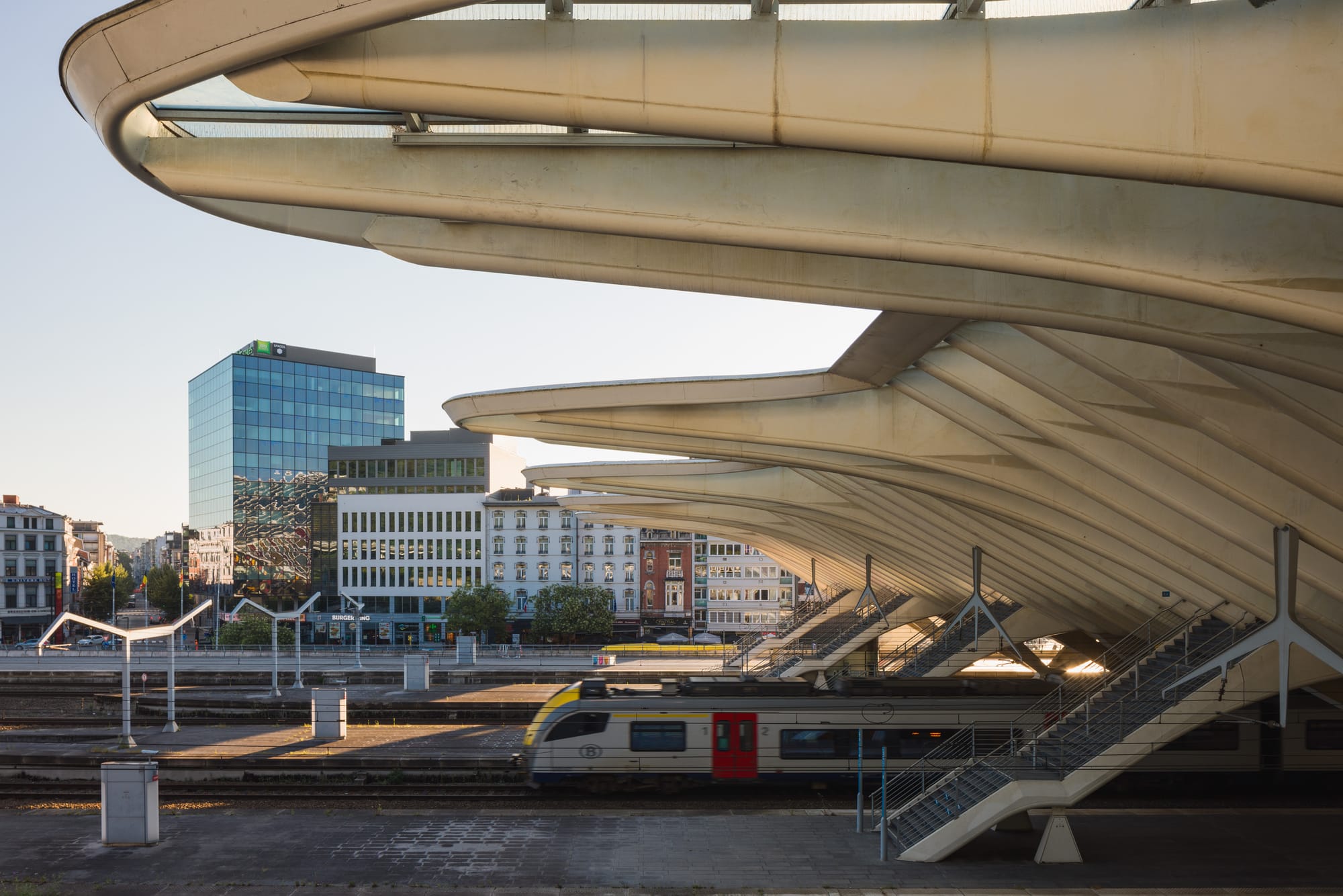 A train leaving the Liège-Guillemins station