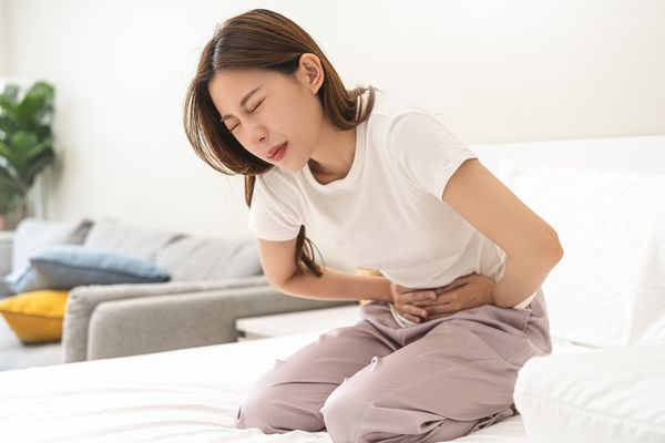 【胃痛】吃什麼？不同位置腹痛代表什麼？了解5大原因及舒緩方法