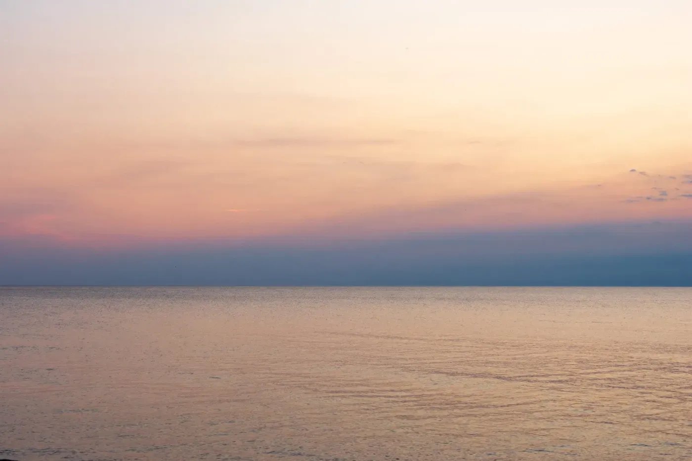 Ruhiges Meer bei Sonnenuntergang – Innehalten und Weite
