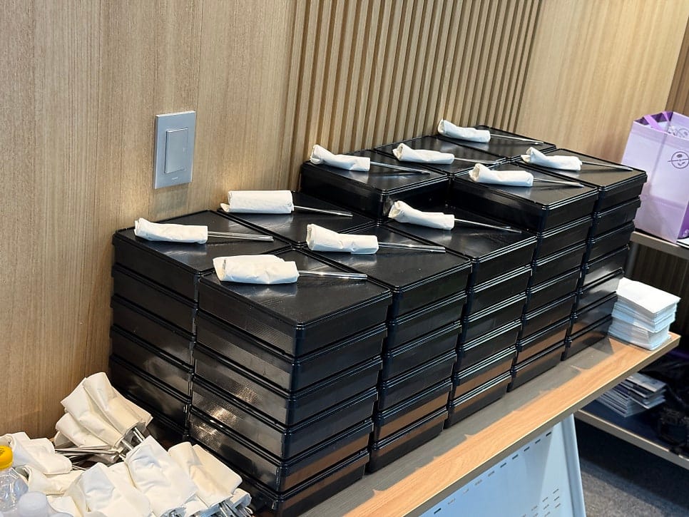 Conference & Seminar Catering: Breakfast Finger Food and Boxed Lunch in One Service