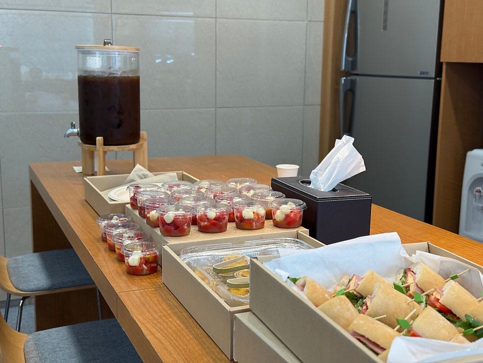 Conference & Seminar Catering: Breakfast Finger Food and Boxed Lunch in One Service — 2