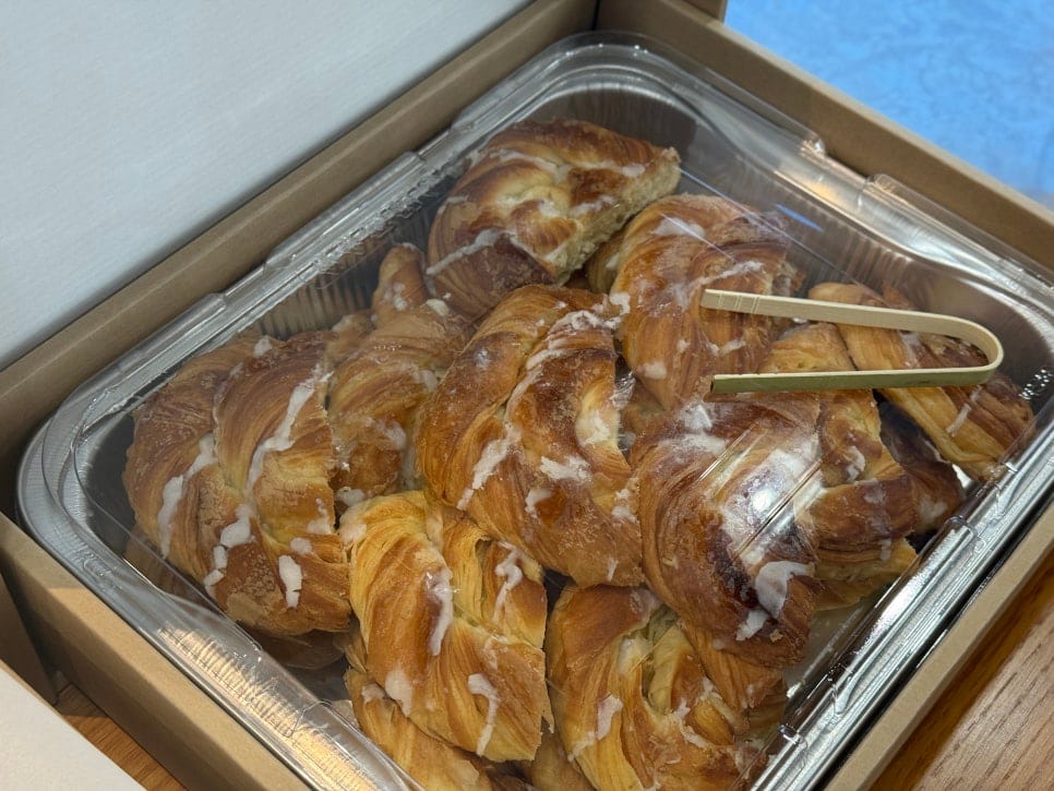 Conference & Seminar Catering: Breakfast Finger Food and Boxed Lunch in One Service — 10