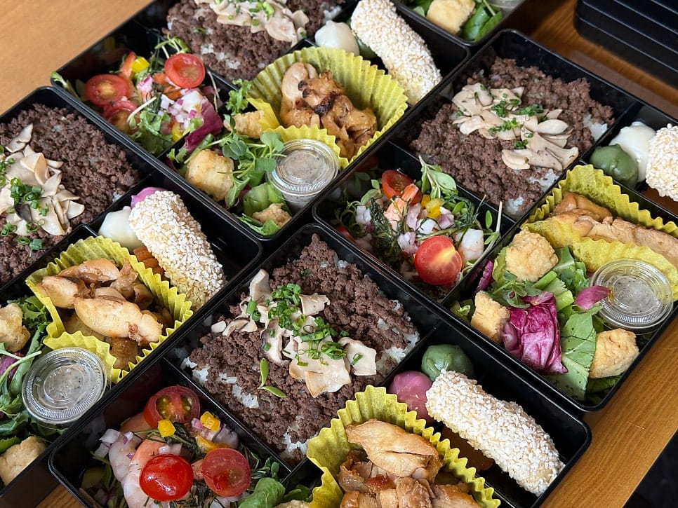 Conference & Seminar Catering: Breakfast Finger Food and Boxed Lunch in One Service — 11