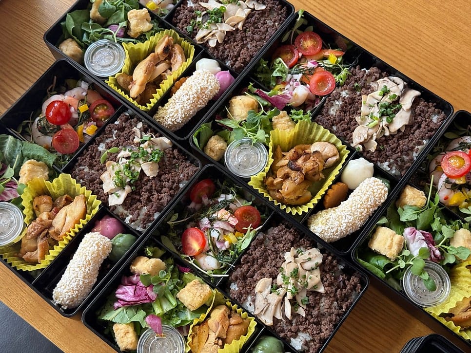 Conference & Seminar Catering: Breakfast Finger Food and Boxed Lunch in One Service — 12