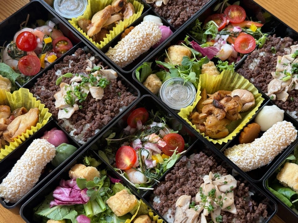 Conference & Seminar Catering: Breakfast Finger Food and Boxed Lunch in One Service — 13