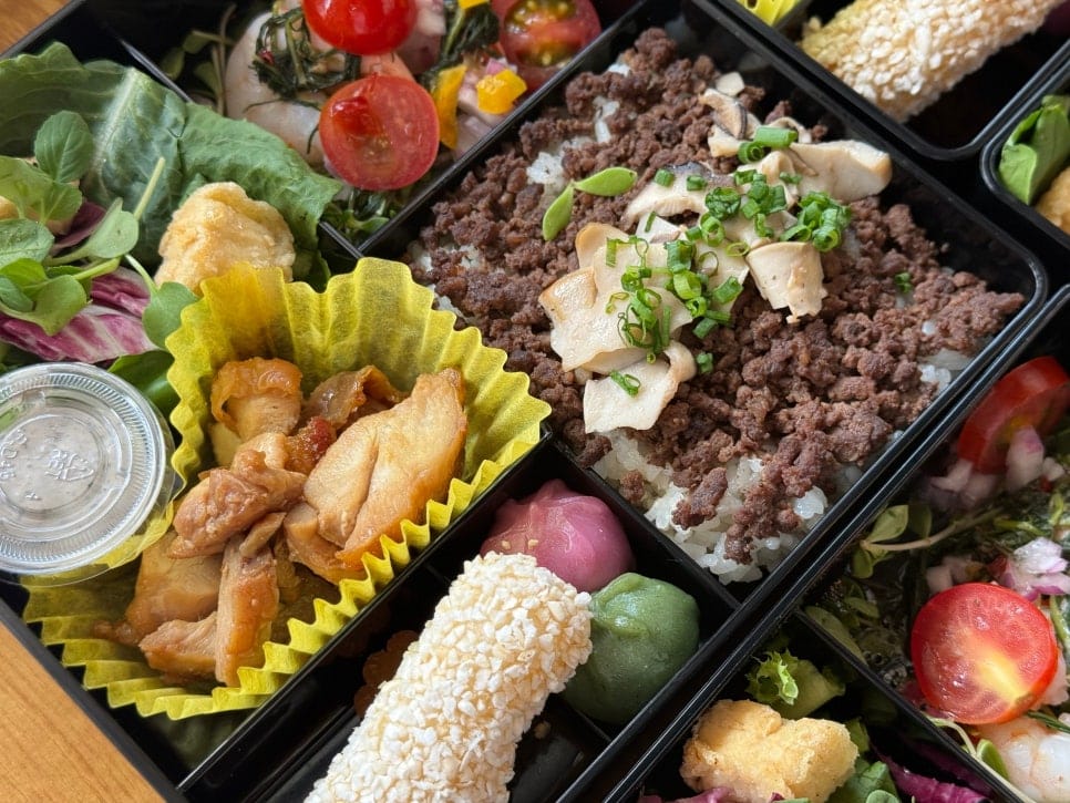 Conference & Seminar Catering: Breakfast Finger Food and Boxed Lunch in One Service — 15