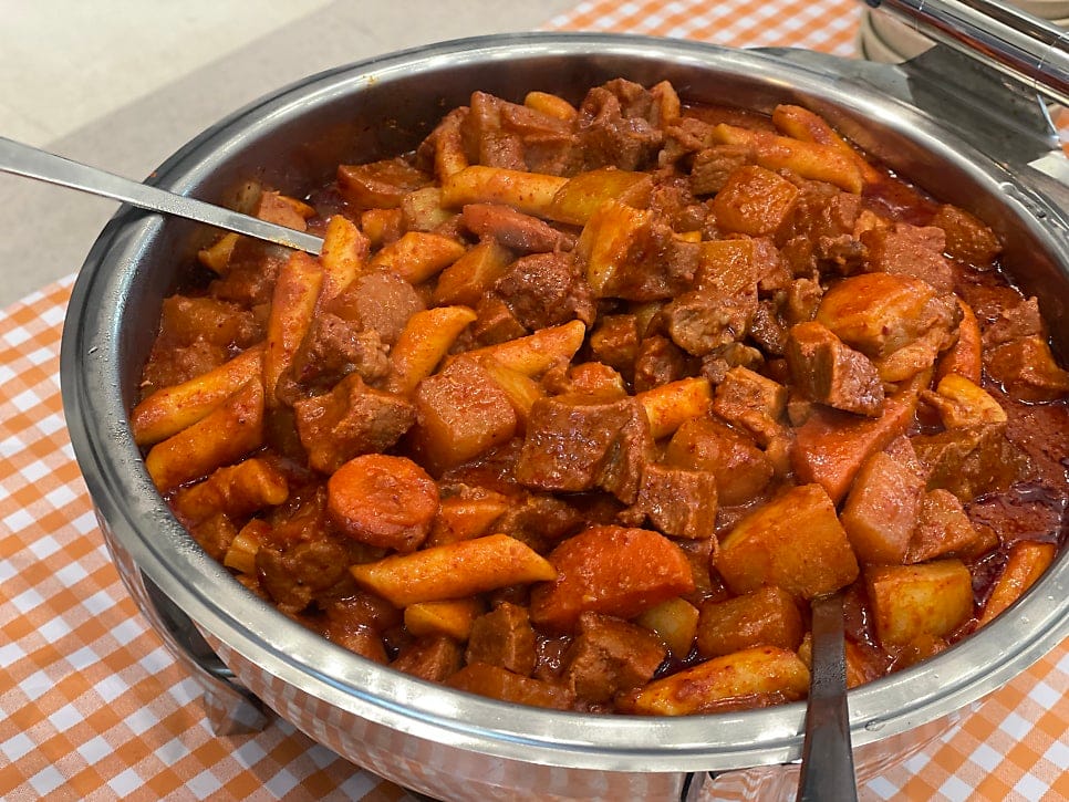 Why Employees Love It: Regular Lunch Catering for Corporate Offices — 9