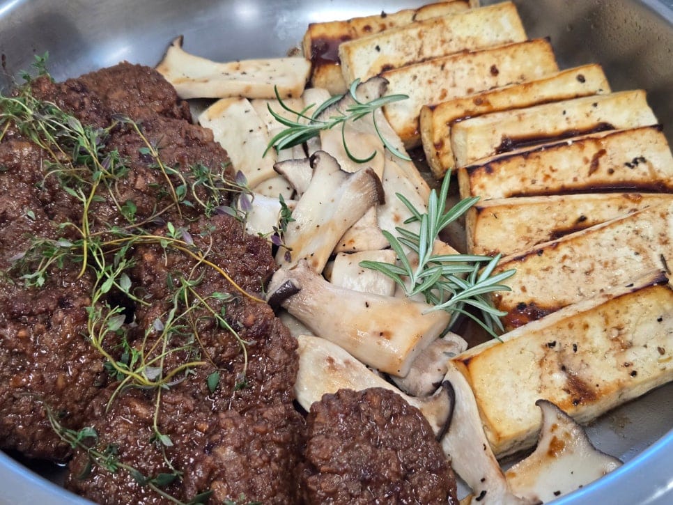 Vegan and Regular Options Together: A Custom Buffet Catering Review — 3