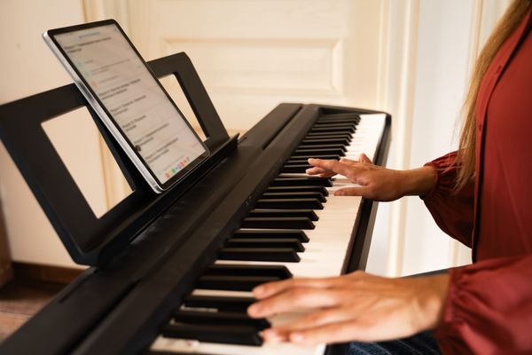 Using a tablet for digital sheet music transposition while practicing on an digital piano