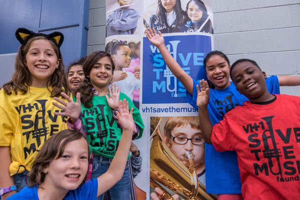 4th and 5th Graders Excitedly Open Their New Instruments, Donated by a Musicnotes Grant Through VH1 Save The Music Foundation
