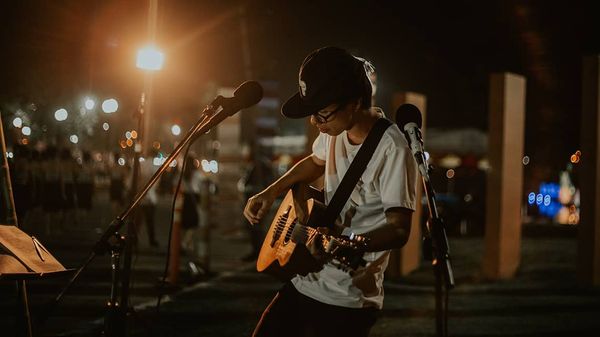 10 Tips for Singing and Playing an Instrument at the Same Time