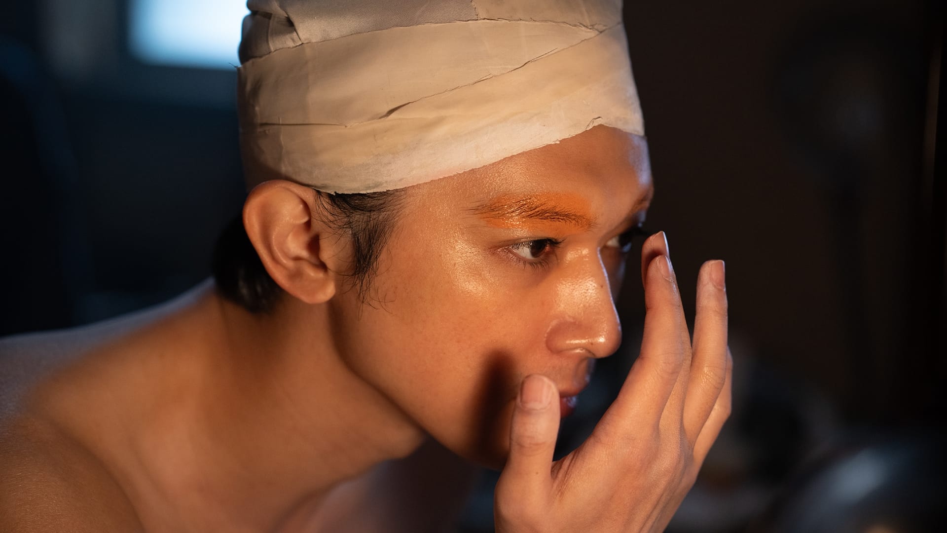 Kokuho still of Kikou applying kabuki makeup. 