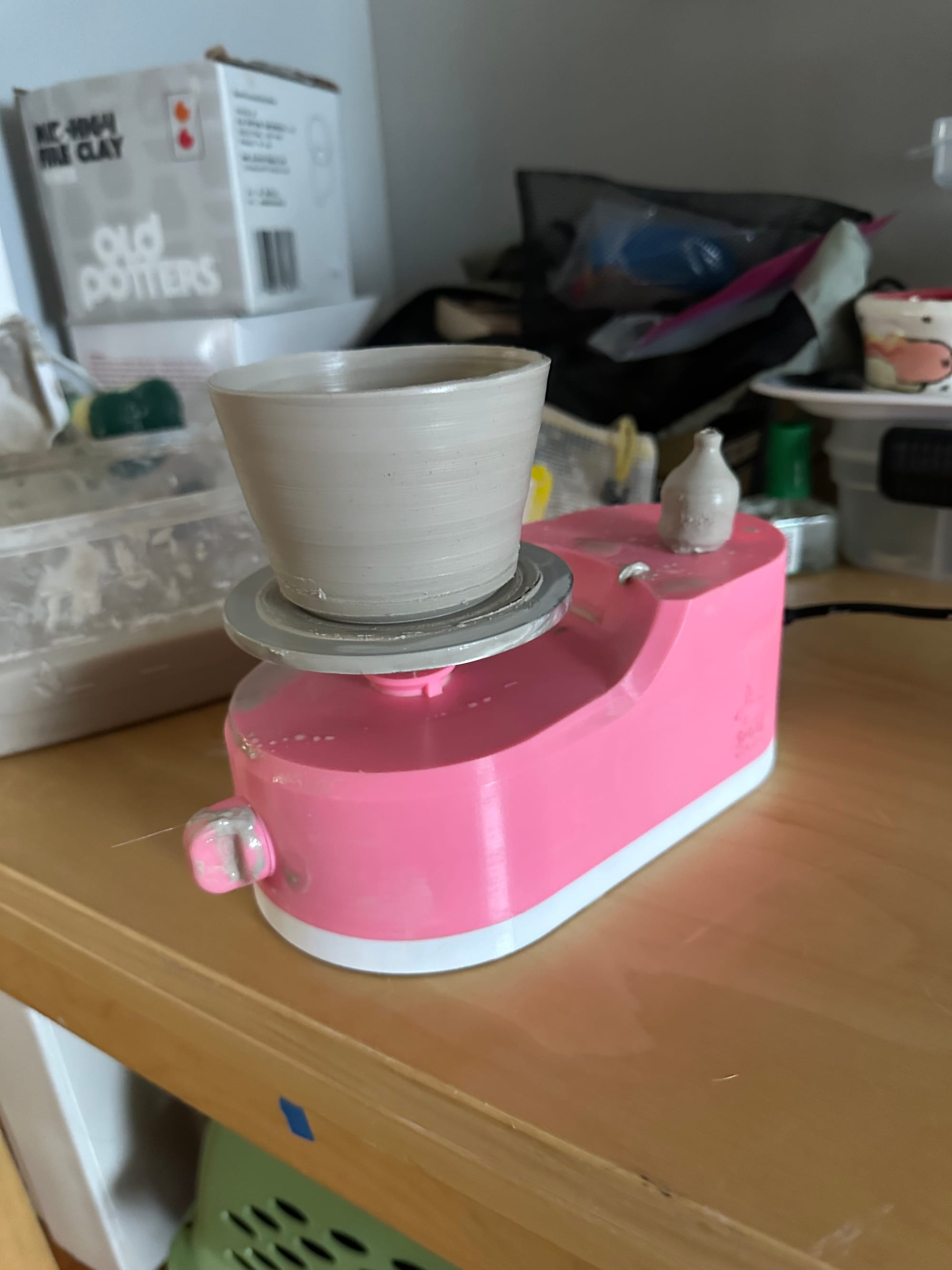 Small pottery wheel with a normal sized thing