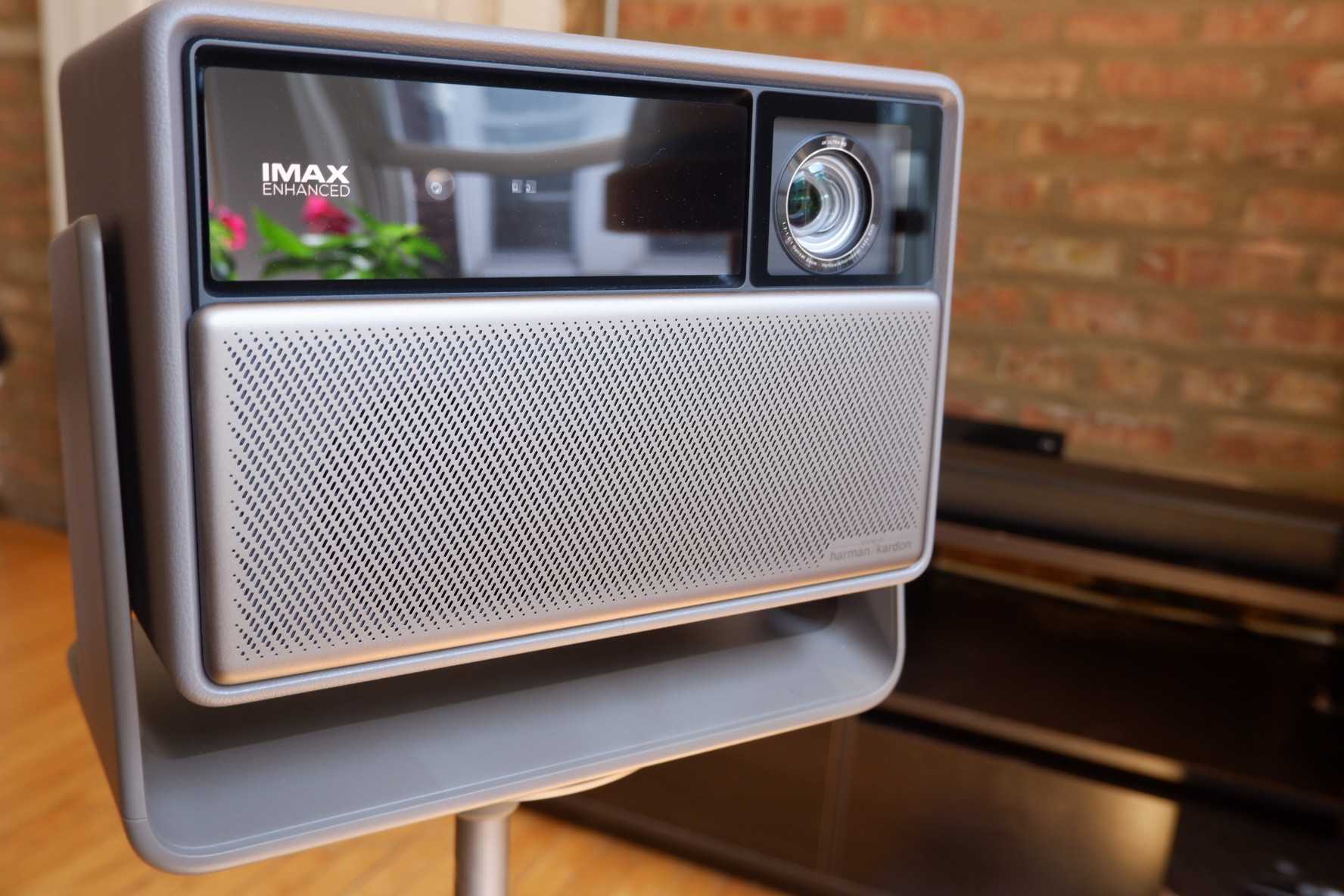 XGIMI Horizon 20 projector on stand.