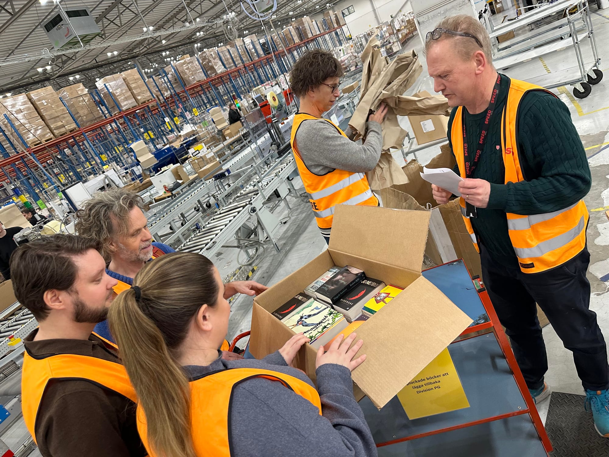 Publits medarbetar hjälper till att felsöka en ett larm om viktavvikelser 